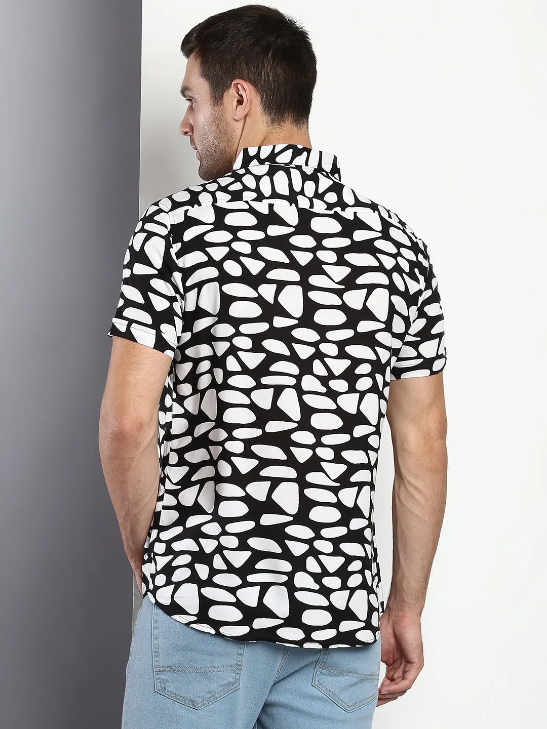 Men's Printed Black Slim Fit Rayon Casual Shirt With Spread Collar & Half Sleeves